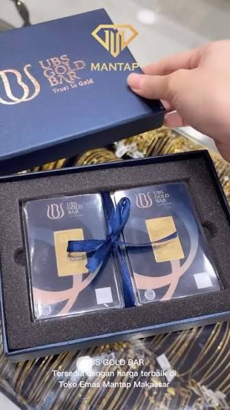 Kotak hadiah UBS Gold Bar berisi dua keping emas dengan pita biru